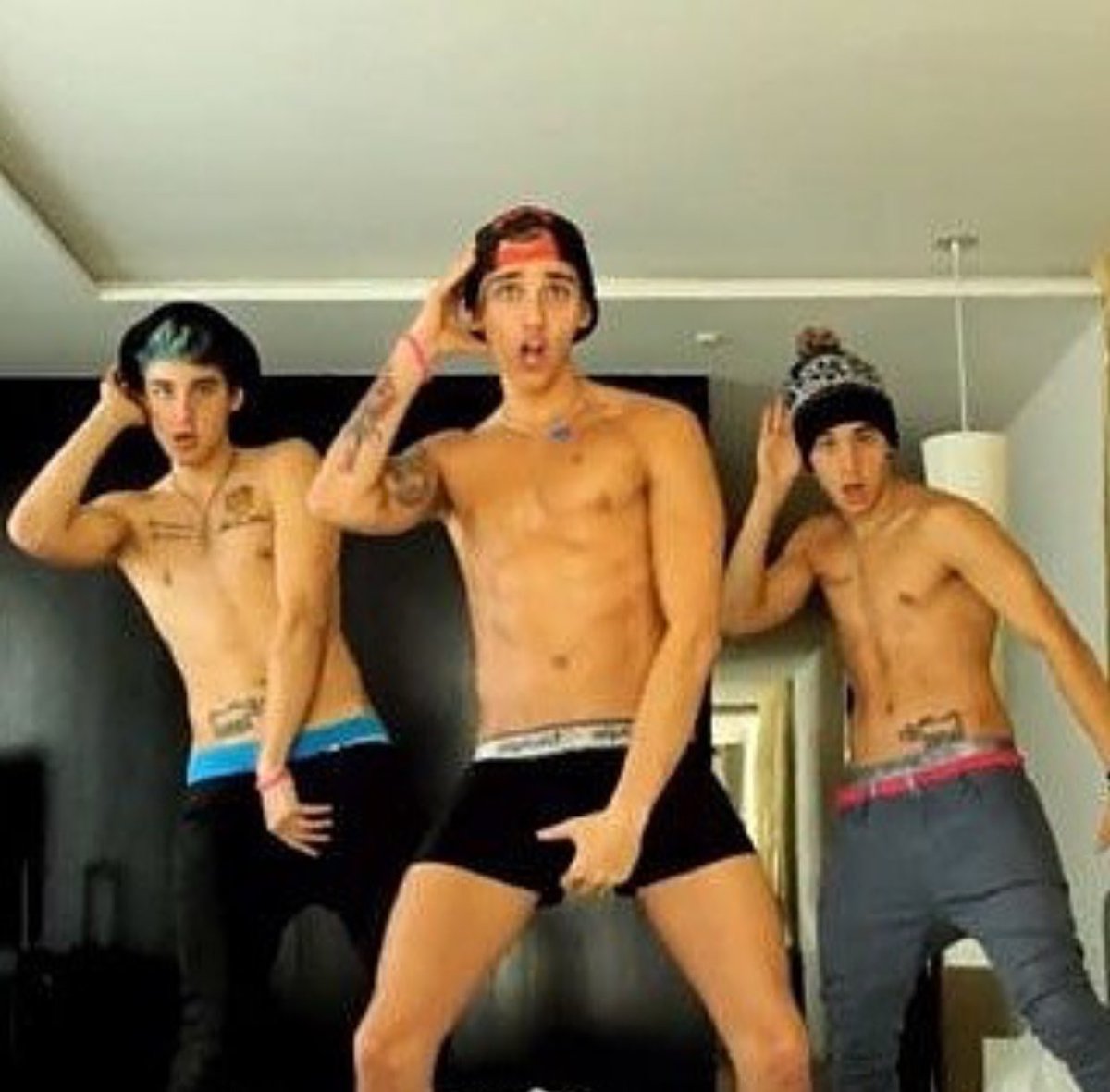 BrooksBeau's tweet photo. You are my fucking bestfriends https://t.co/MhclOHl5NN