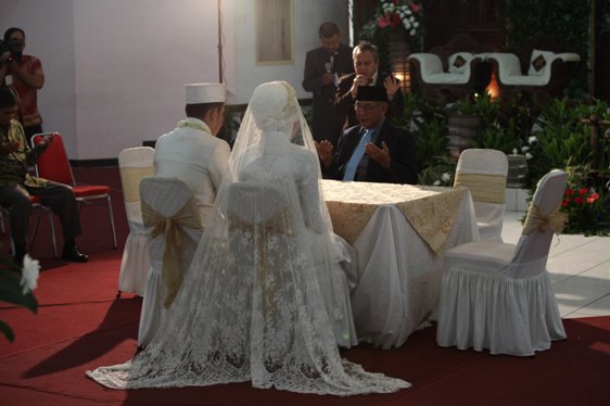 ajeengrizky's tweet photo. My beautiful wedding gown https://t.co/UaeTtp3LkJ