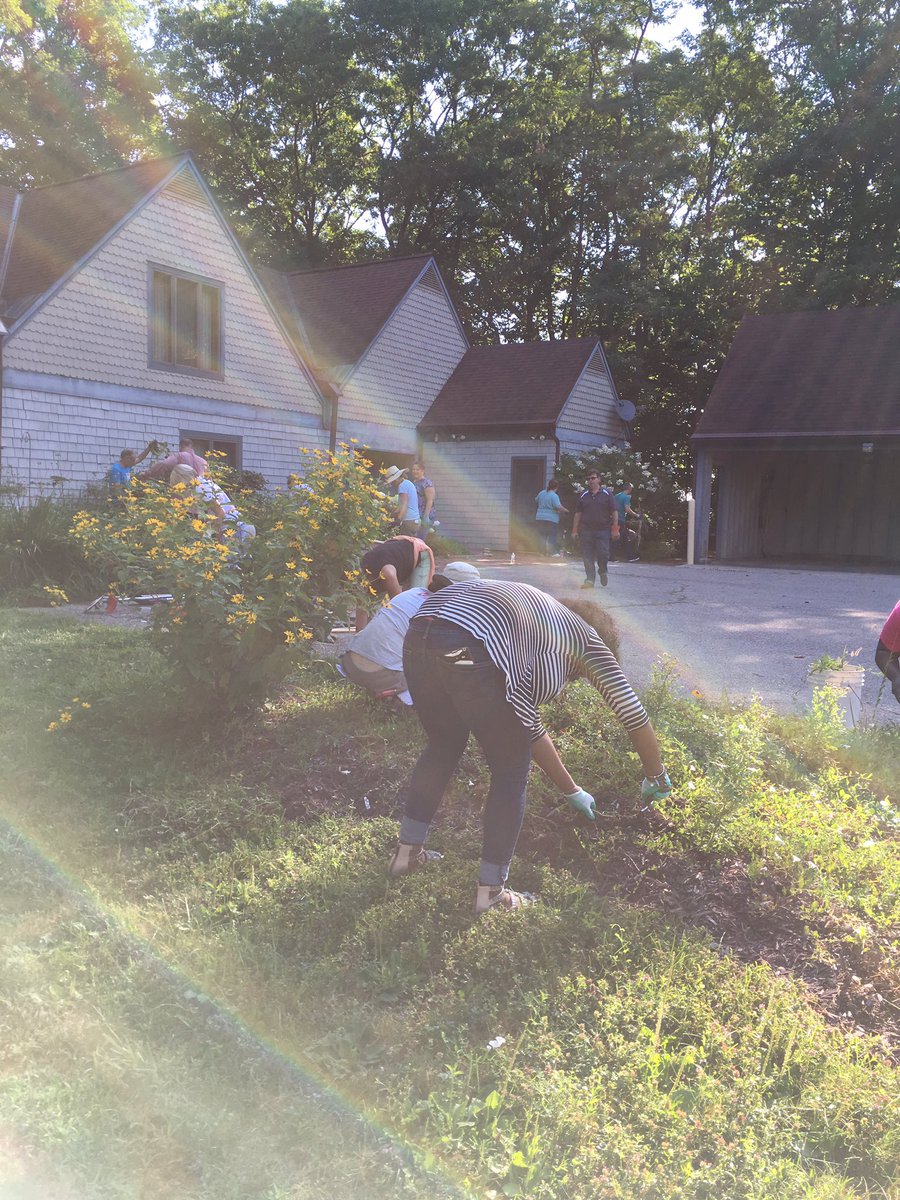 pekyle's tweet photo. Colleagues @stjoes_health get back to their roots @FarmatStJoes w/ #teamwork #service &amp; #realfood https://t.co/Xkruj1JETw
