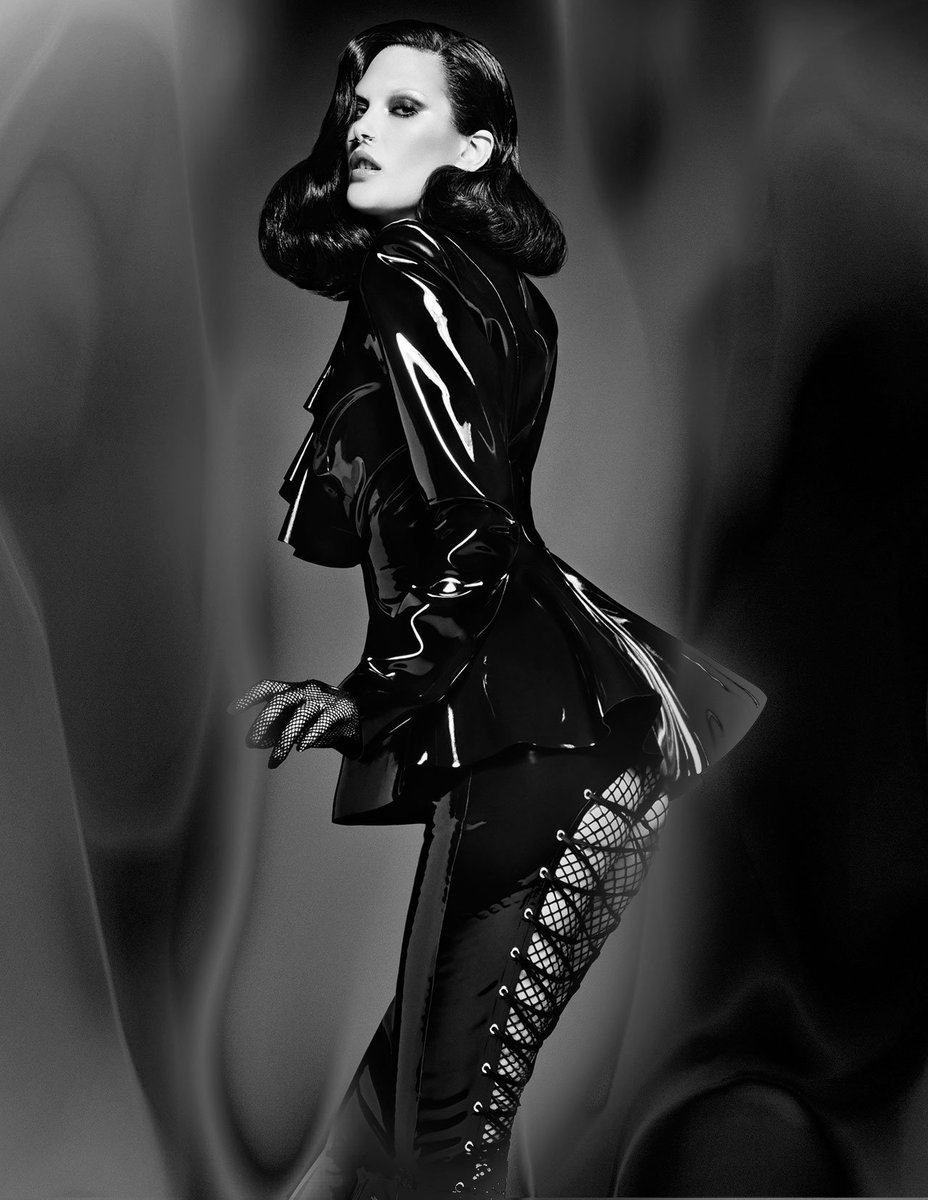 MurphyMinix's tweet photo. Back laced #pants by #ZanaBayne. #fashion #beauty #style #hair https://t.co/pNPAncyWVM