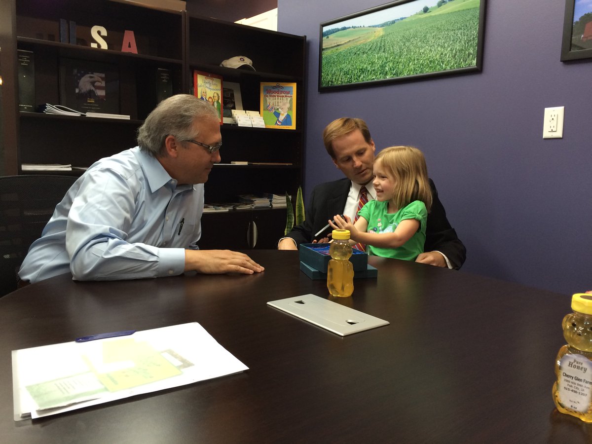 RepDavidYoung's tweet photo. Meet Corinne who shared what it's like to be 6 years old and live with Juvenile Diabetes. Great rep for @JDRF #IA03 https://t.co/rCIbY6cNXg
