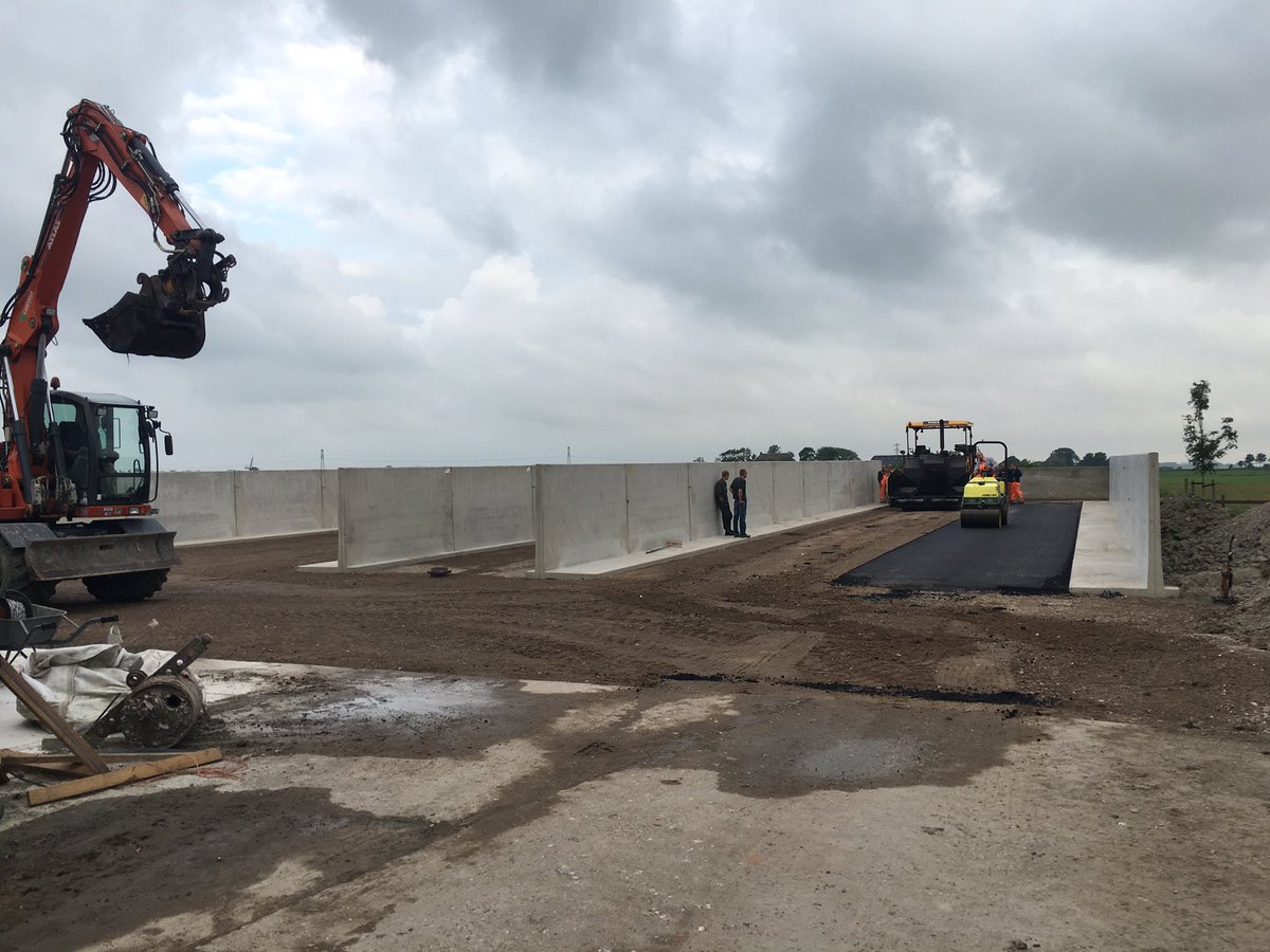 NAInfra's tweet photo. Weer een mooie #sleusilo verhard met #zuurbestendig  #asflat @Hitzum (fr) #wals #asfaltploeg #mooizwartisnietlelijk https://t.co/TWUsRKtUVl