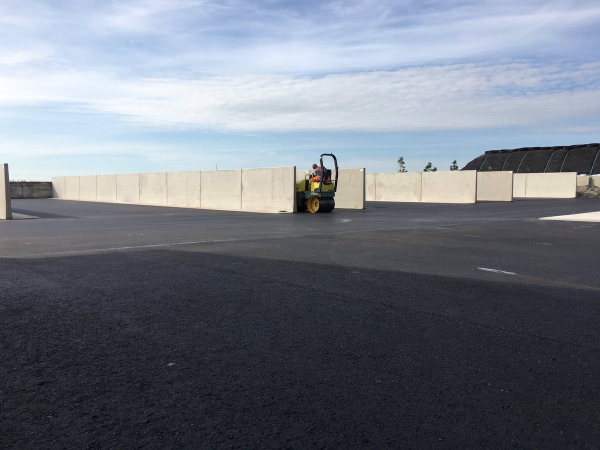 Weer een mooie #sleusilo verhard met #zuurbestendig  #asflat <a href="/Hitzum/">Hitzum</a> (fr) #wals #asfaltploeg #mooizwartisnietlelijk