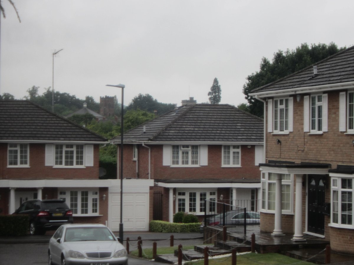 #GreatStanmore's Church towers are gōd #NavigationalAids: You know that if þ red one's on þ left，you're fac㏌g #north