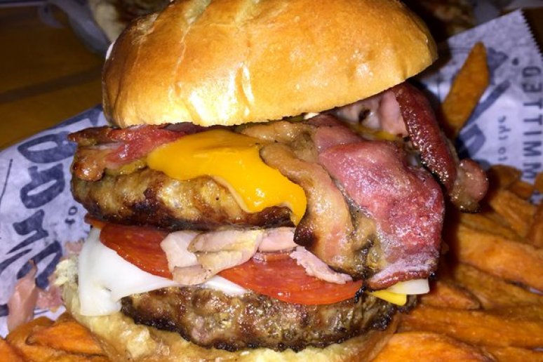 thedailymeal's tweet photo. This Nearly 3,000-Calorie Burger Has Been Voted the Most ‘Xtreme’ Burger https://t.co/V3Nqw39Uqr https://t.co/2XzghYstXF