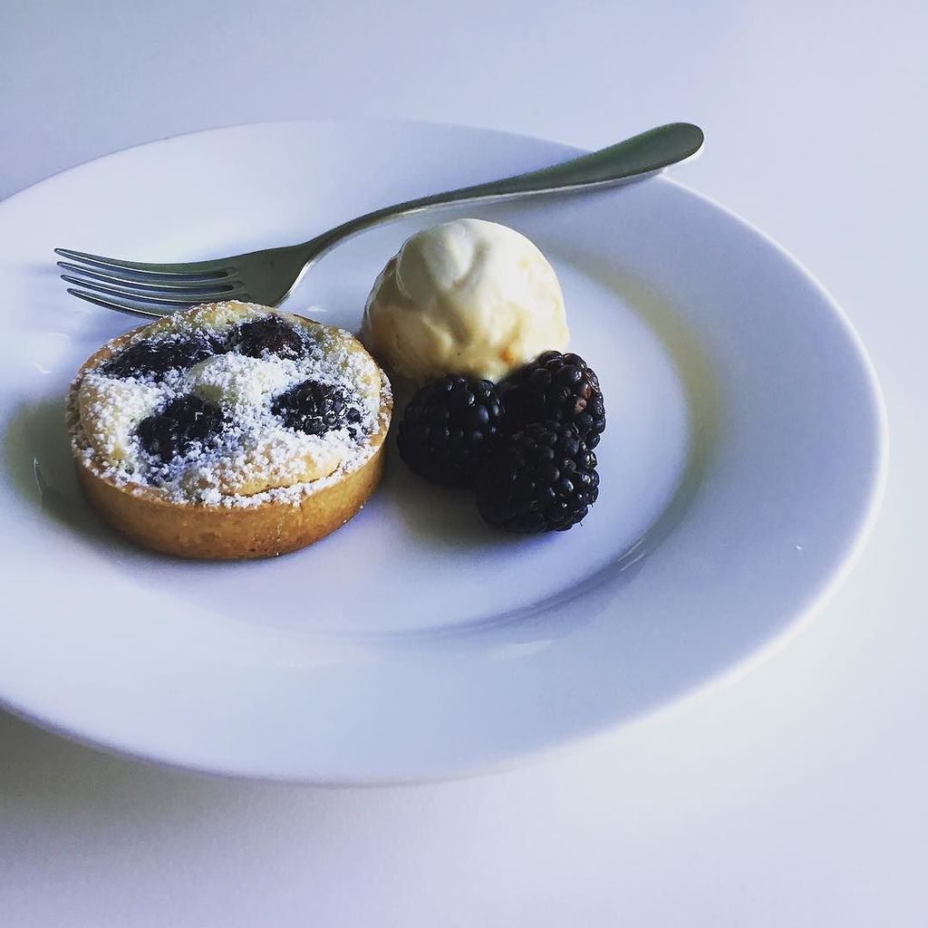 awhiskandaspoon's tweet photo. itsy-bitsy blackberry and frangipane #tart with a little @stevesicecream #dessert https://t.co/uc6P4LUxUv https://t.co/canJEcRZZ2
