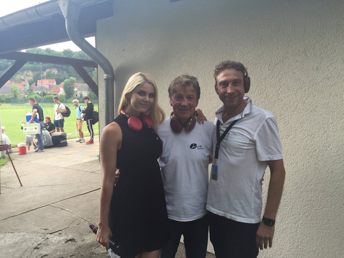 Benefiz-Fußballturnier die #BVB  #Stürmer #Legende #FrankMill #weltmeister #kolibrihilft mit Yvonne Woelke.