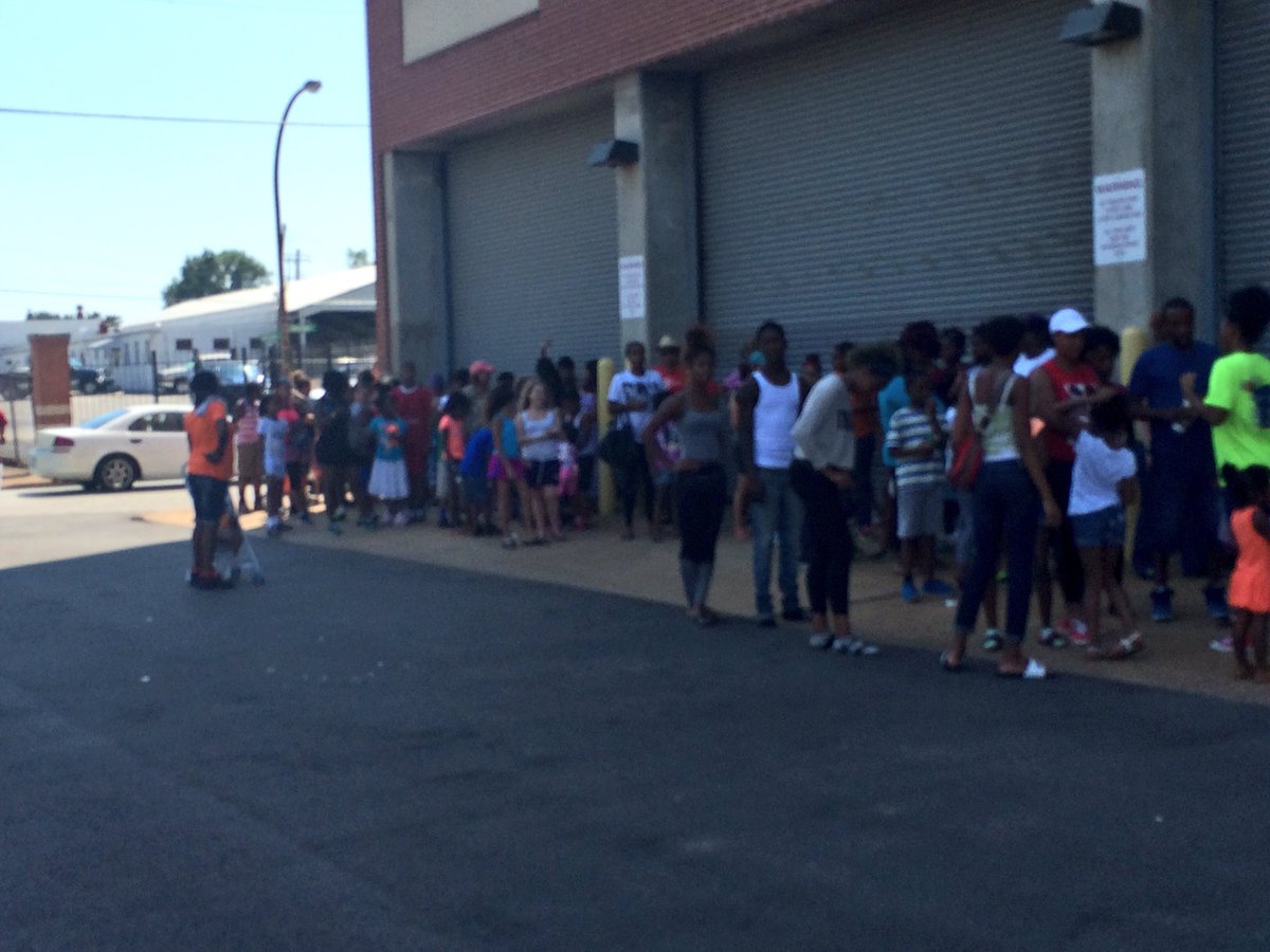 ConcordiaPub's tweet photo. Lots of kids are lining up for #OperationFUN. We're excited to give school supplies to all these kids today. 🖍📝✏️ https://t.co/JE3l3uHTUr