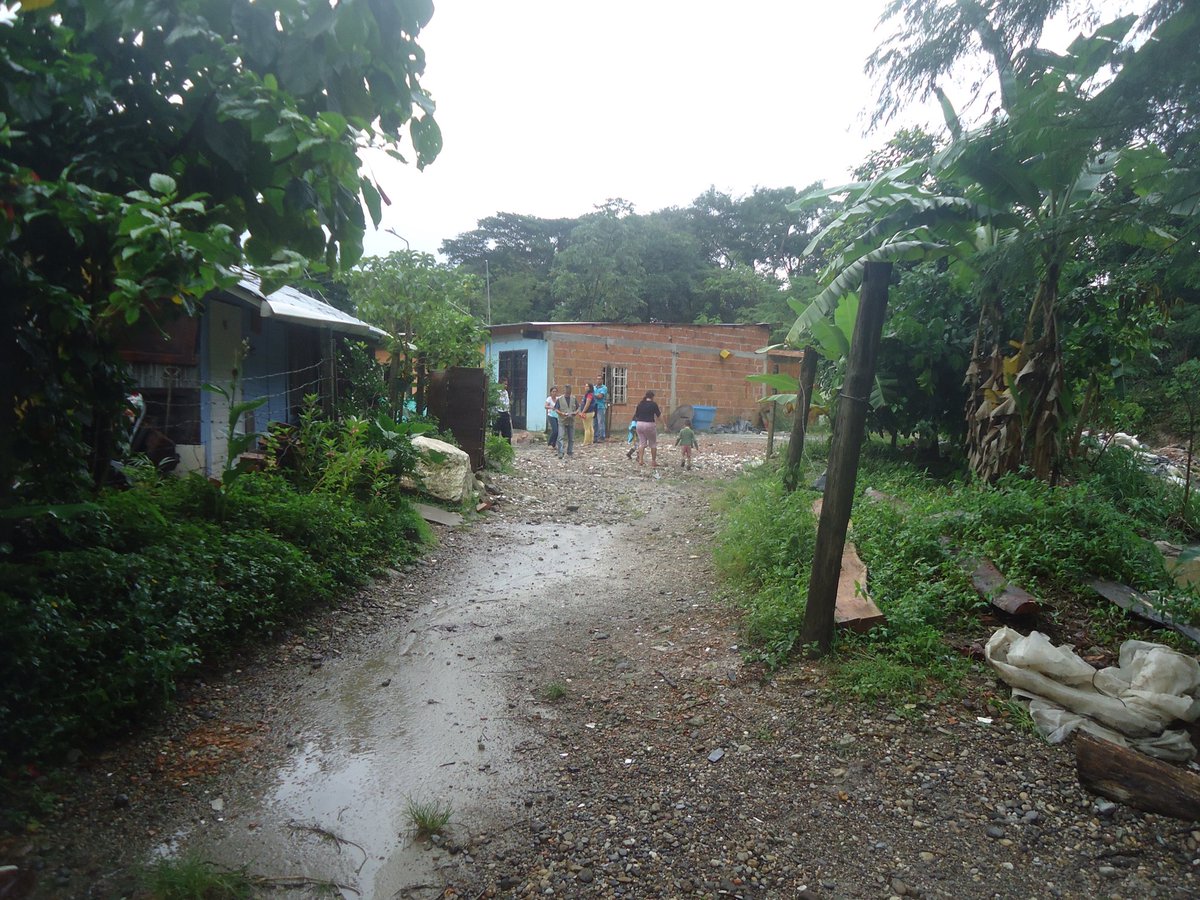 AdolRodriguezI's tweet photo. Una visita a la comunidad de #CañoGrande en el barrio Playa Rica, #ComunaOcho https://t.co/LrerNSgTUP