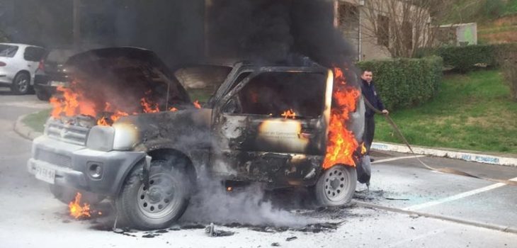 biobio's tweet photo. FOTOS | Encapuchados queman vehículo de la U. de Concepción tras marcha estudiantil https://t.co/fA2Jt2CcZ2 https://t.co/BnJwp4yyCf