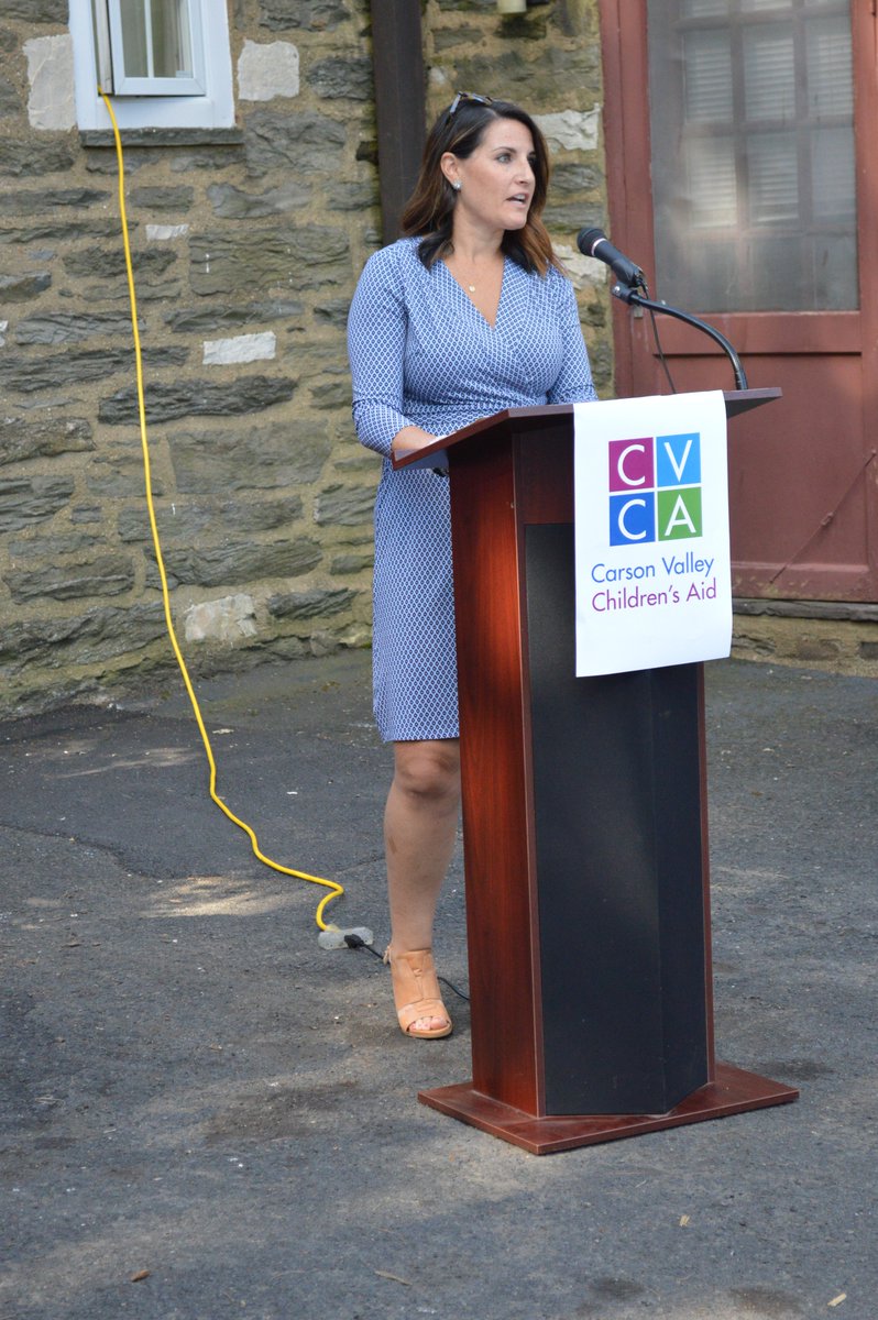 CVCAPA's tweet photo. Blair Dawson from @NPUW introduced the youth to present their special surprise for @Lowes. #LiveUnited https://t.co/Lg2QYnUvYX