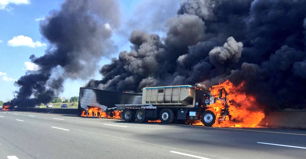 Media371's tweet image. Crash involving 2 tractor trailers &amp;amp; pickup truck with fire on the QEW Toronto Bound near Fruitland Road.  #HamOnt