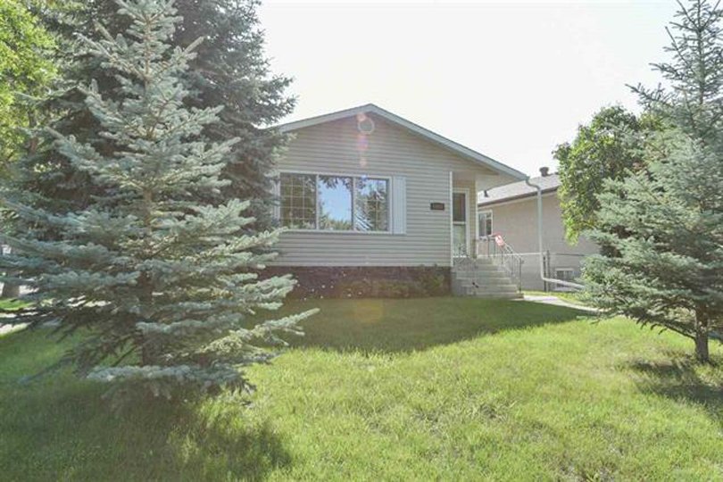 Excellent Forest Heights location. 2 bed bungalow with a fully finished basement: darlenestrang.ca/properties/104…  #yeg