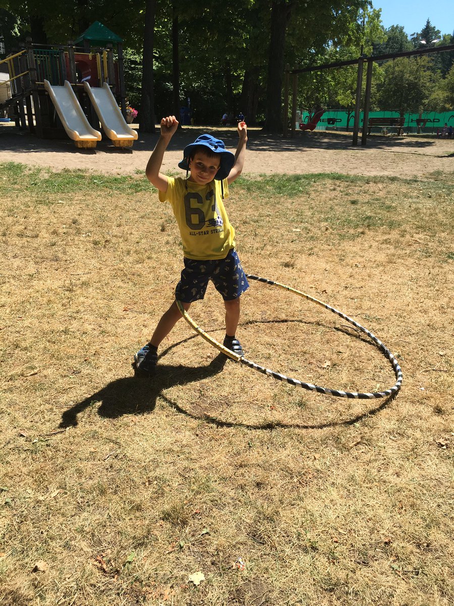 jawbreakers2016's tweet image. Jawbreakers shaking their hips and having fun at Hoola Hoops! @banburykidscamp