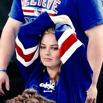 Margot Robbie New York Rangers Game November 27, 2016 – Star Style