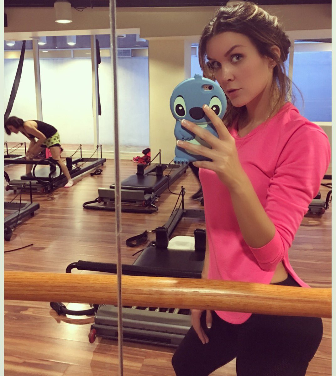 _veronicamontes's tweet photo. Ayer empecé clases de #pilates en @SportsWorldMex me fascino!! #veronicamontes #lacondesa #vlance @_VLANCE https://t.co/5IFb8DxbJq