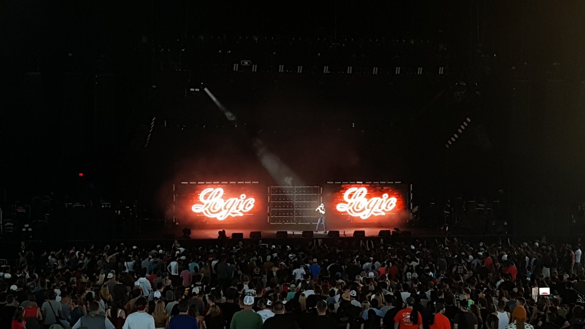 iLLVibes's tweet photo. The homie @Logic301 cranked tonight! Big up bro https://t.co/21G8QXzA5H