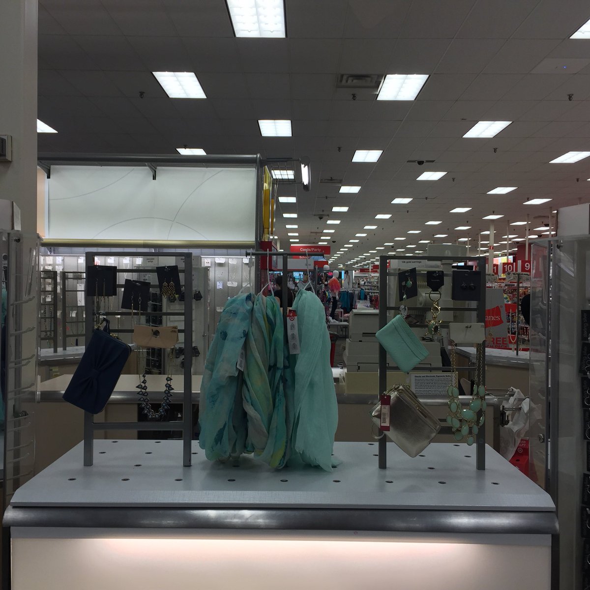 Cross merchandising on the jewelry boat #weselloutfits #t68 <a href="/cjdoering/">a</a>