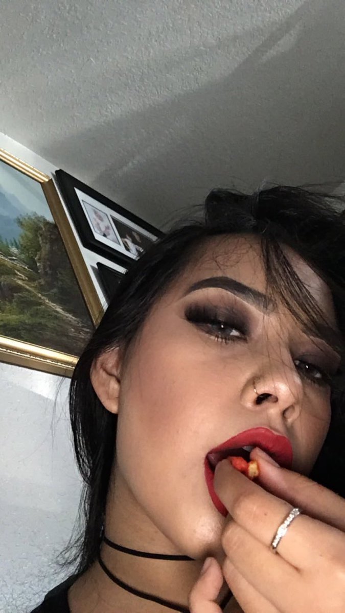 FRICKINLUCI's tweet photo. relax I was eating Hot Cheetos https://t.co/YPIGo0yCsd