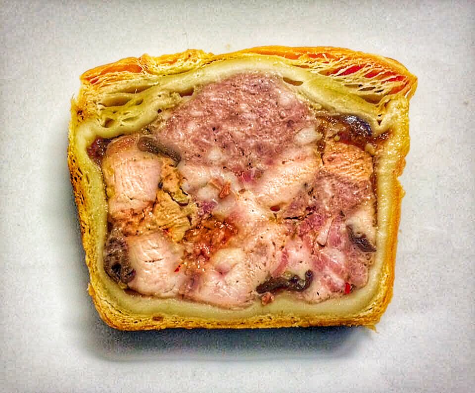 LudovicDumont's tweet photo. Terrine périgourdine 🐔
#terroir #cuisinefrançaise #gourmandise #volaille #foiegras #cognac #gelée #truffe #pigeon https://t.co/gDha605edZ