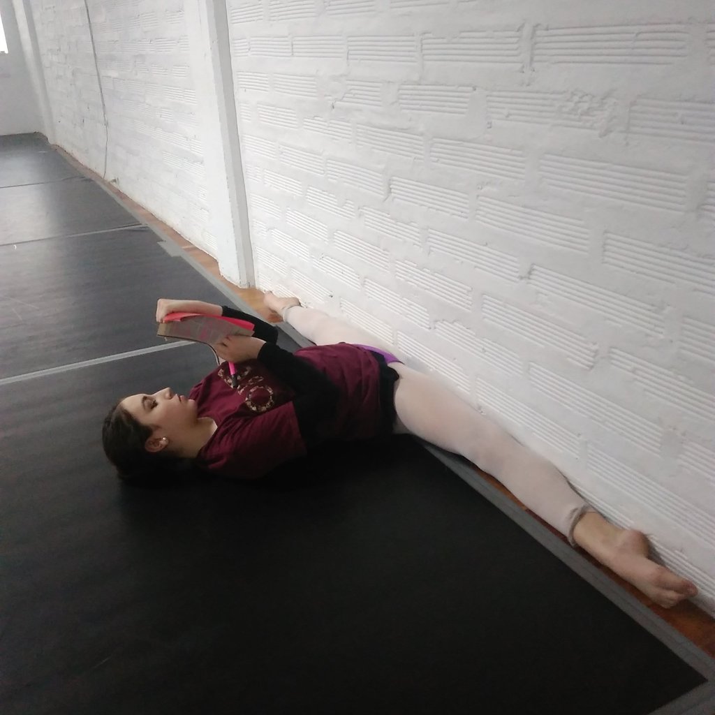 Ballet_Factory's tweet image. En #balletfactory se estudia y se estira a la vez!