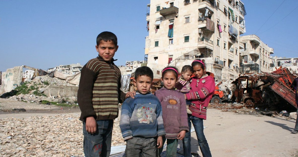 SamanthaPollock's tweet photo. 300,000 people trapped in Aleppo, Syria, dying without food or water. #sendhelp #syria - https://t.co/irZJR1We5N https://t.co/orPcpf8Ve2