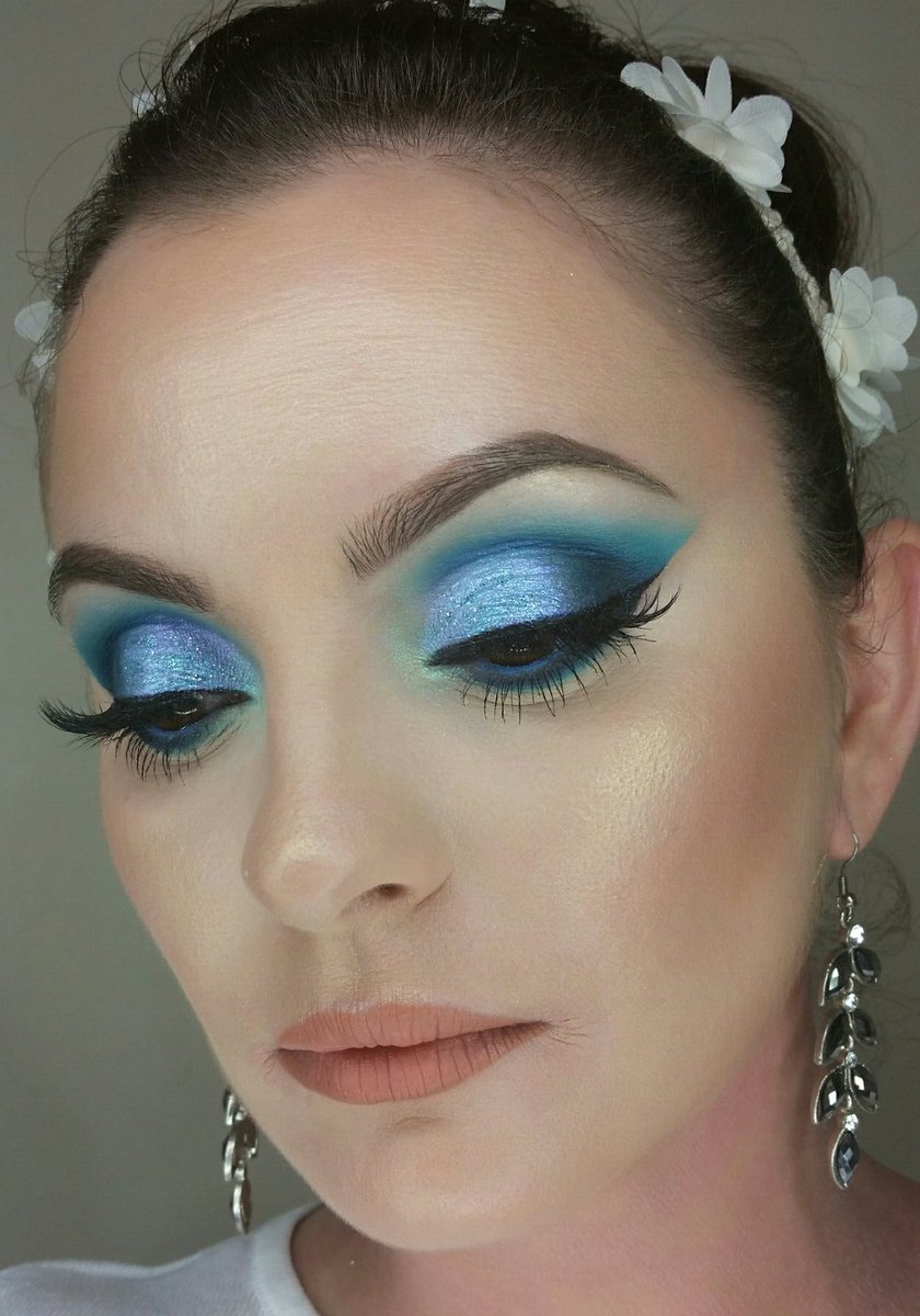 makeup_by_asha_'s tweet photo. #motd using @MorpheBrushes 35B Palette @hudabeauty Lashes FARAH 💙💙 https://t.co/4AHJAahjuq