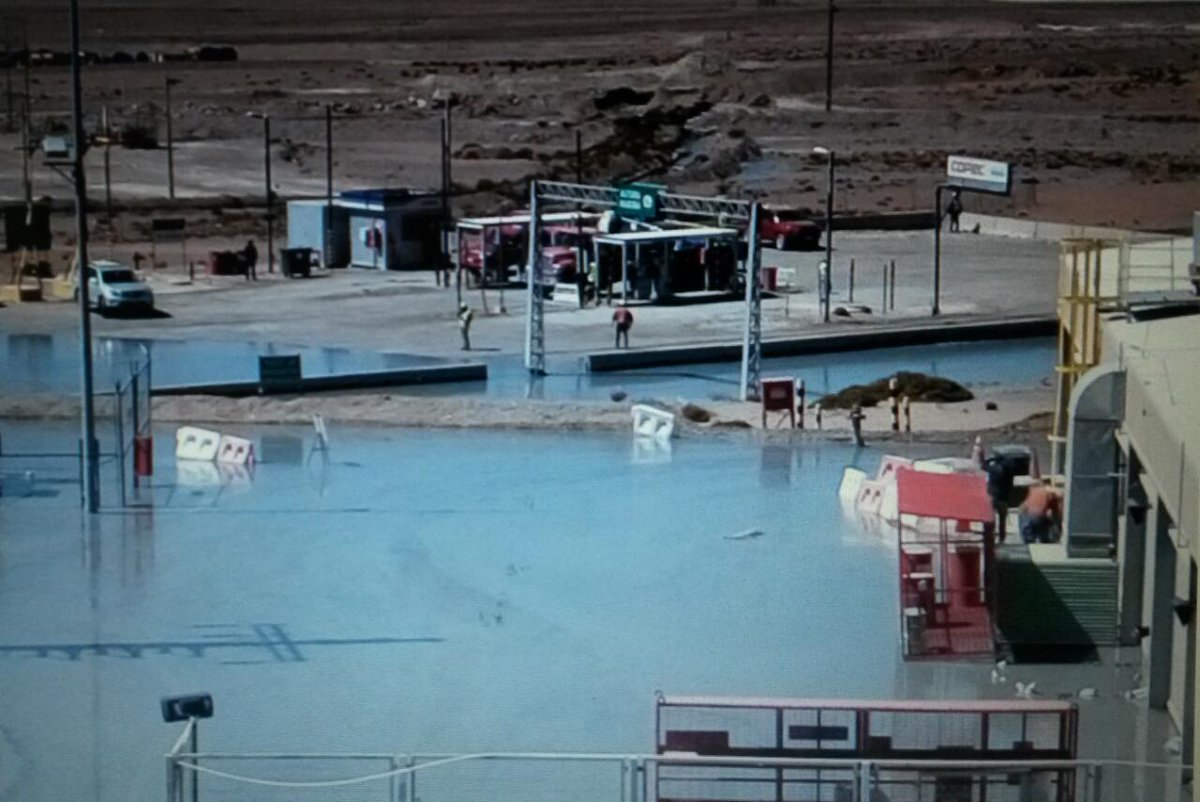 PersonalEscrito's tweet photo. "Video of toxic sludge heading towards #Michincha #Salar https://t.co/ExIXG0dASk" -@alonsobarros #Collahuasi #mining https://t.co/d4hyvTQiC8