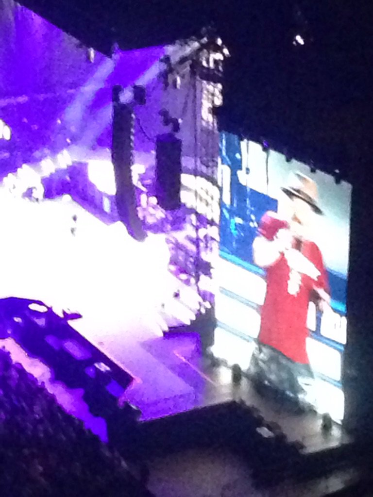 BMX4Bailey's tweet photo. The #gunsnroses show last night. Axel is wearing an Alva shirt 😭 https://t.co/LYgFBDLxNW
