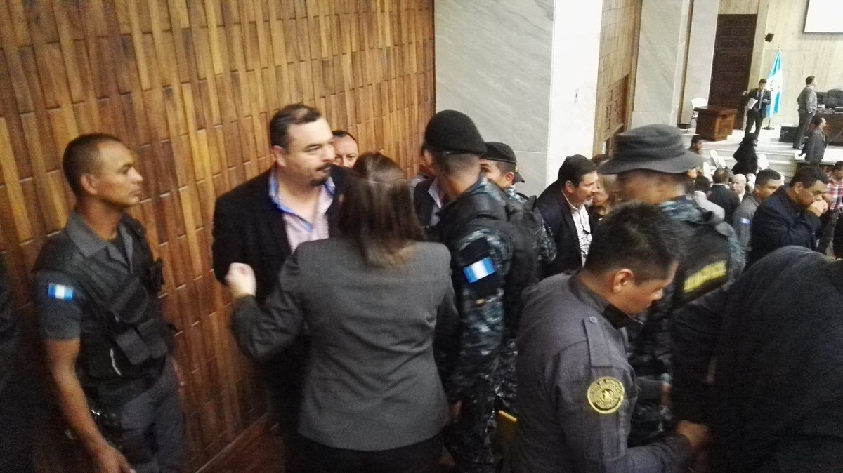 Byron Enrique Barrera y Héctor Hugo Solano son detenidos por la PNC en la  Sala de Vistas de la CSJ. @prensa_libre