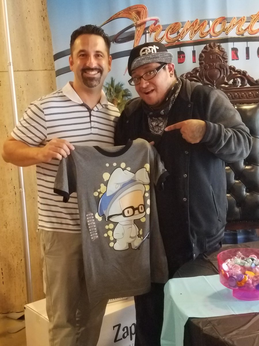 TedRossLA's tweet image. Appreciate @zappos giving tour to learn #Awesomeness secret sauce.  Even met @JuanMunizArt! #Zappostour #TeamFlower