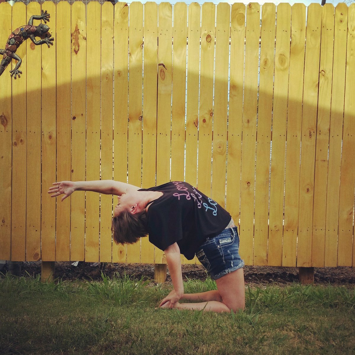 hcrites74's tweet image. My Heart is open, my mind is clear, and I am here to Love all ♡ #camelposevariation #yogajourney #loveandlight