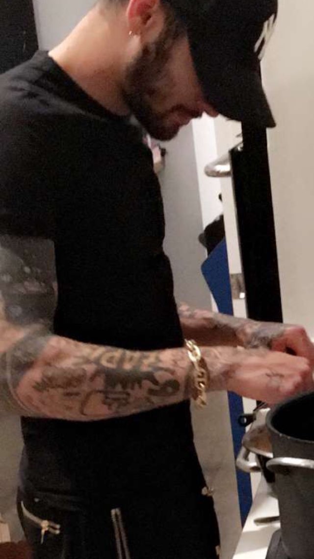 _ZiGiUpdates_'s tweet photo. #Update | This time last year Zayn was going in mixed directions. Now he seems to be covering up. https://t.co/NjHi9F2IDn