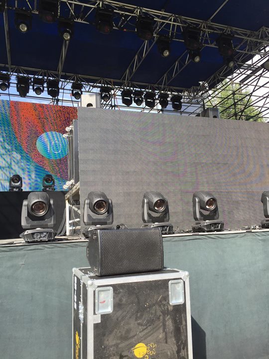 jesse_scott23's tweet photo. Front row! Diplo! :) via Facebook https://t.co/ChzBZtCEvS https://t.co/QPxOdhgFoL