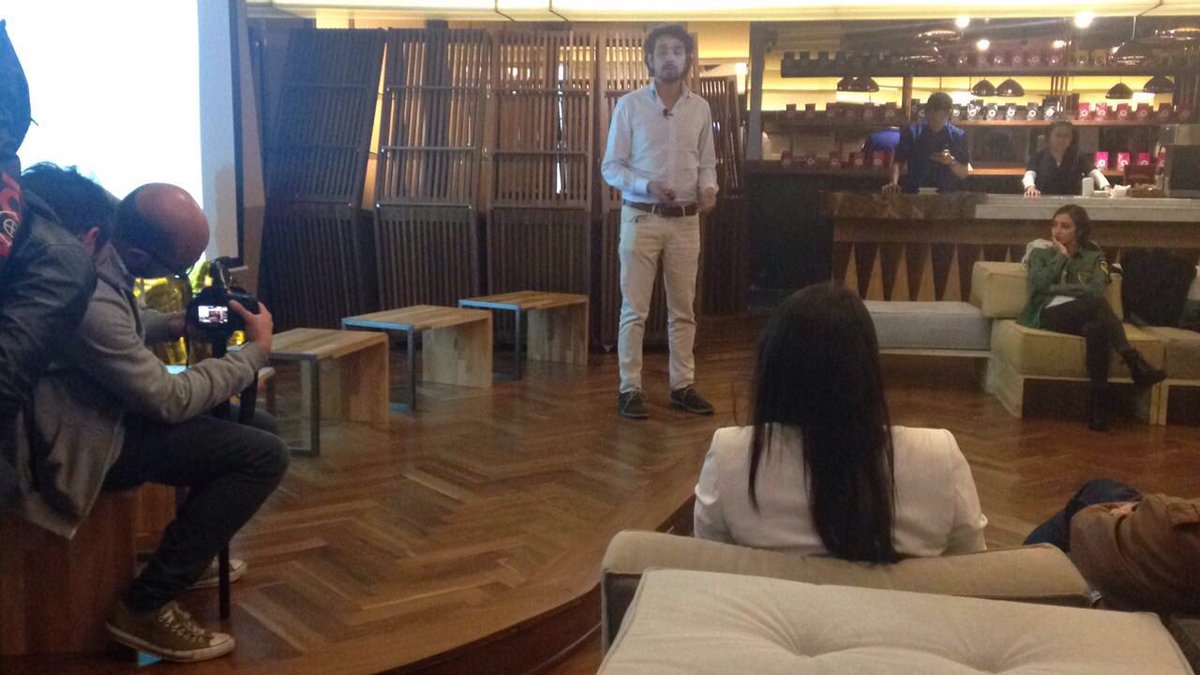 camaracomerbog's tweet photo. Diego Junca iniciando charla #deldichoalhecho #CH2Lab https://t.co/qrW1gnY2Mp