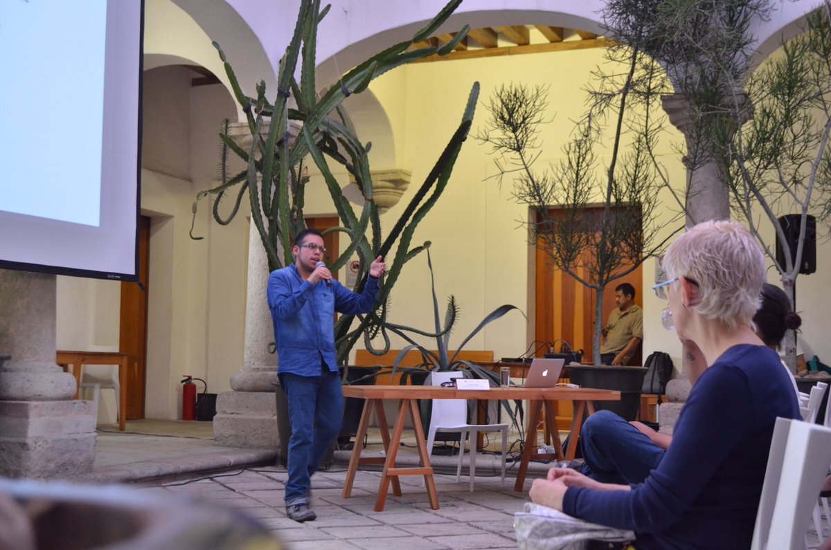 fotoax2016's tweet photo. #Almomento @LEnriqueVilla (#FIFpuebla) nos presenta la conferencia: "Alfabetización Visual" en @casadelaciudad https://t.co/ruQsn1netk