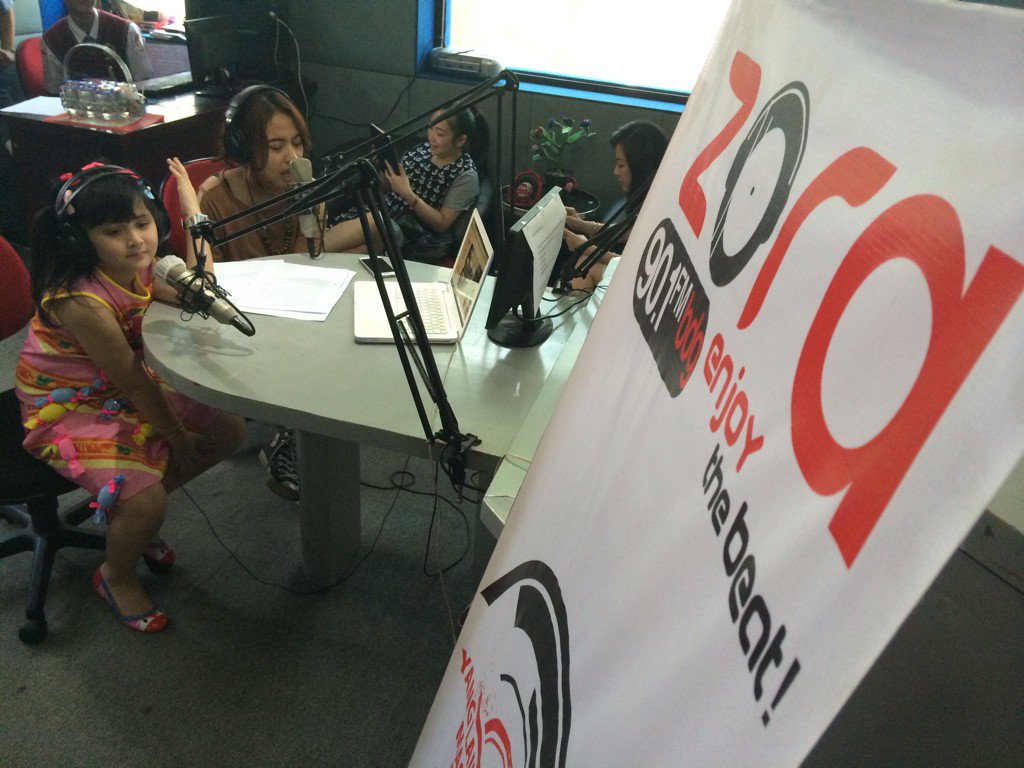 Now!!! <a href="/official_thania/">Nathania Widjaja</a> sudah @zoraradio yuk ah  Zoners  stay tune #WEKER #AugustStayFocus 📻😘