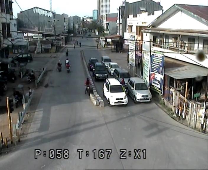 DiskominfoMKS's tweet photo. 08.02,kawsan Adhyaksa-Dg.sirua lalin trpntau lncar. jgn mmuat barang mlbihi kpasitas kndraan.#PantauanCCTV #Mkssr*AL https://t.co/408NxIWadV