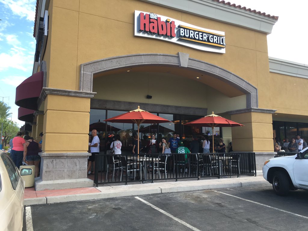 Webguurl's tweet photo. 🍔🍟Waiting in line Free burgers fries drink  #GrandOpening @habitburger #henderson #lasvegas  #congrats https://t.co/k1ZNneNiCV
