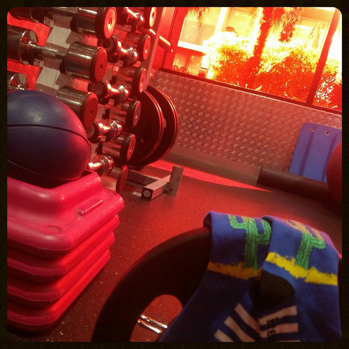 fredrick_harold's tweet photo. Red Sky in the morning Shepard's warning #nofilter #fredrickharold #socks #putyourbestfootforward #startthedayright https://t.co/IHII3YtGul