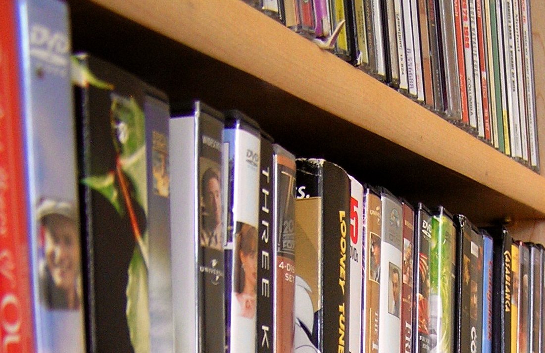 artofstorage's tweet photo. Old Books, DVDs, CDs: Keep or Toss? https://t.co/dupi7LnTrO #home #DIY #homeorganization #decor https://t.co/MzVakS6BnR