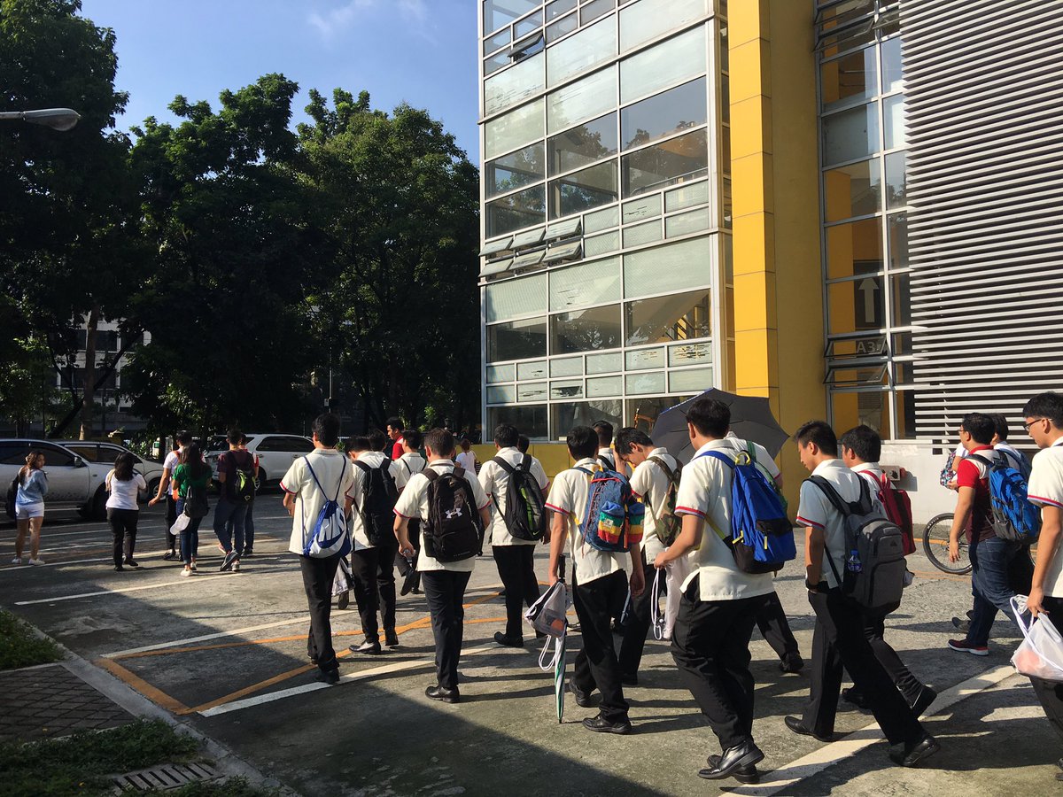 usticssc's tweet photo. They are now heading infront of Beato to start the tour. #CampusTour2016 #USTFreshmenWeek2016 #IICSperience https://t.co/80Wv5fqCb3