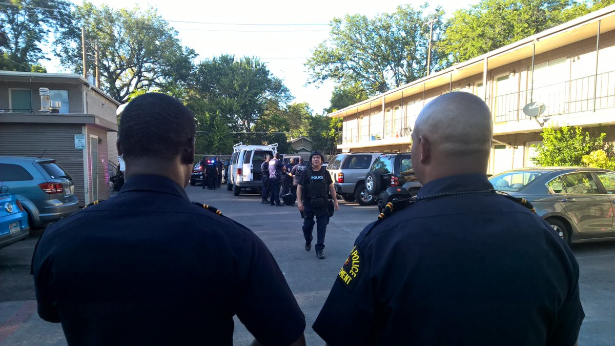 MLevel_DPD's tweet photo. @DallasPD @DallasPDVCTF @DPDChief SWAT&amp;NARC execute 2 warrants 5400 Bryan Drugs &amp; Susps out of commission WeWontStop https://t.co/0rBbpsI85m