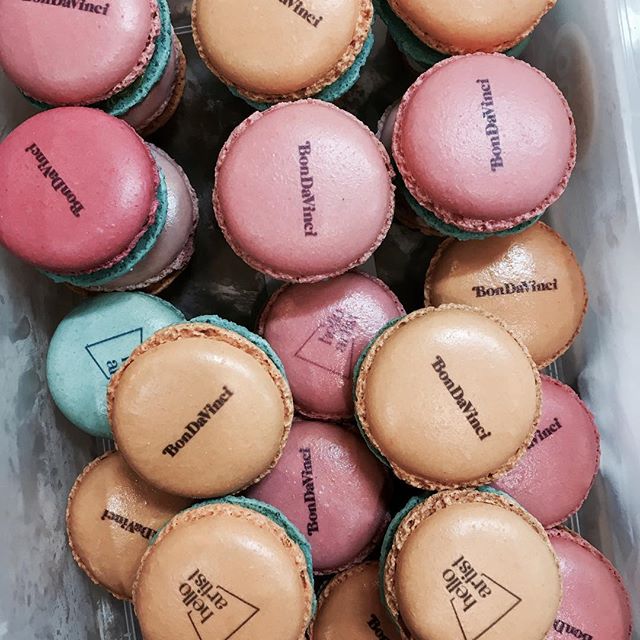sdf_event's tweet photo. 🍬즉석 RT 이벤트 티켓 증정🍬
30분뒤 바로 추첨-!!!!!
평범한 마카롱은 가라!
프린트 로고로 고급스러움 물씬!
서디페 할인 티켓 받기 >  https://t.co/xfqgOzrwGP https://t.co/h001vuy5bD