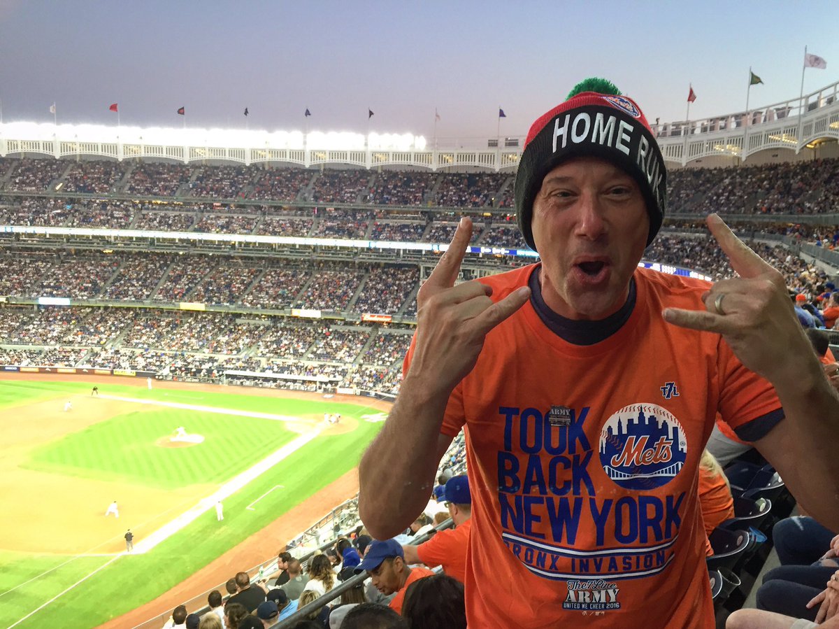 The7Line's tweet photo. Tonight's lucky winner. BRUCEEEEEEE! π Nice catch, Todd. #HrAppleBeanie #The7LineArmy #BronxInvasion #Mets https://t.co/xJkNSX1a4A