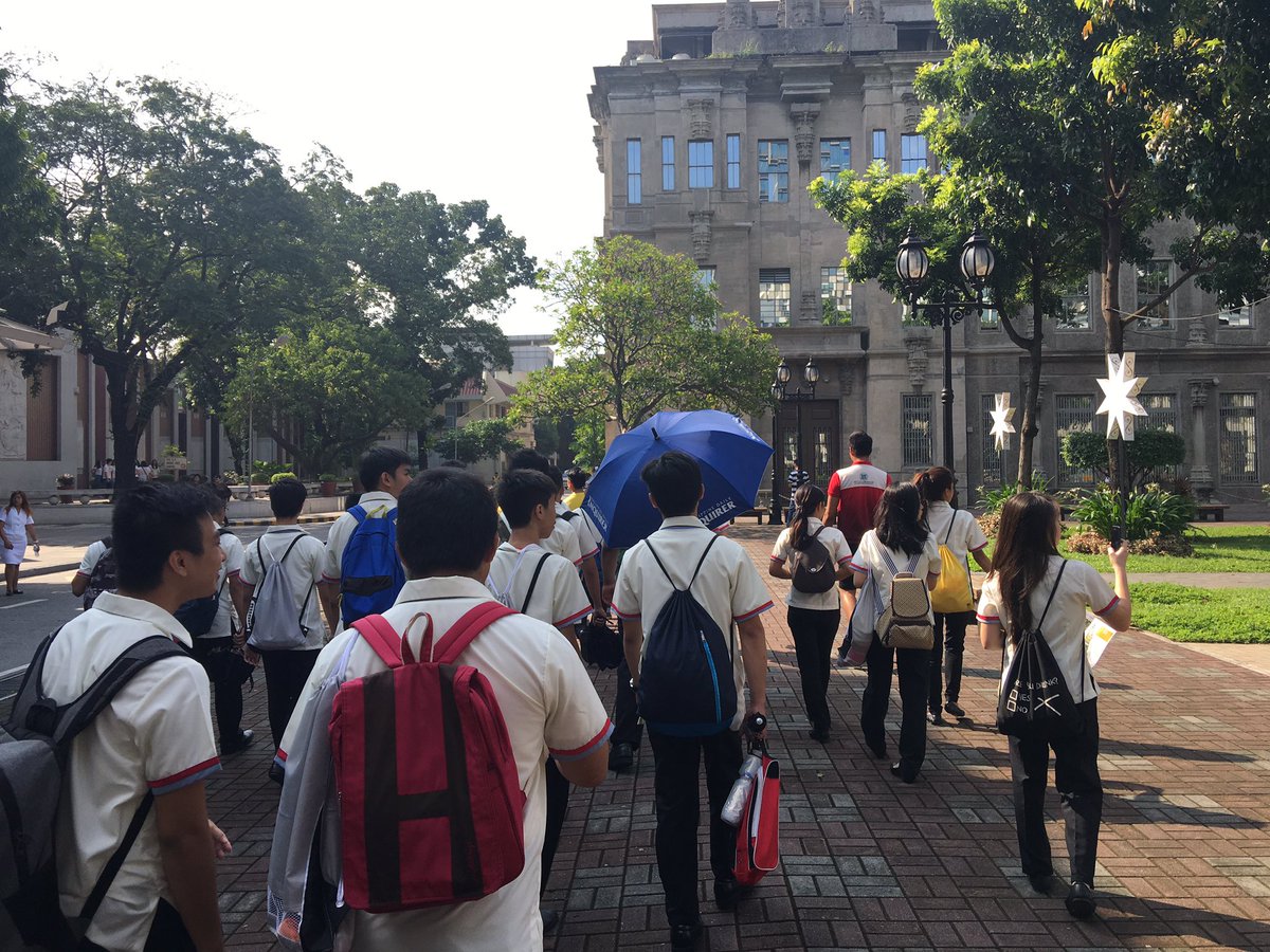 usticssc's tweet photo. Both IT and CS students are now on their 4th station! #CampusTour2016 #USTFreshmenWalk2016 #IICSperience https://t.co/jbypqSFUrI