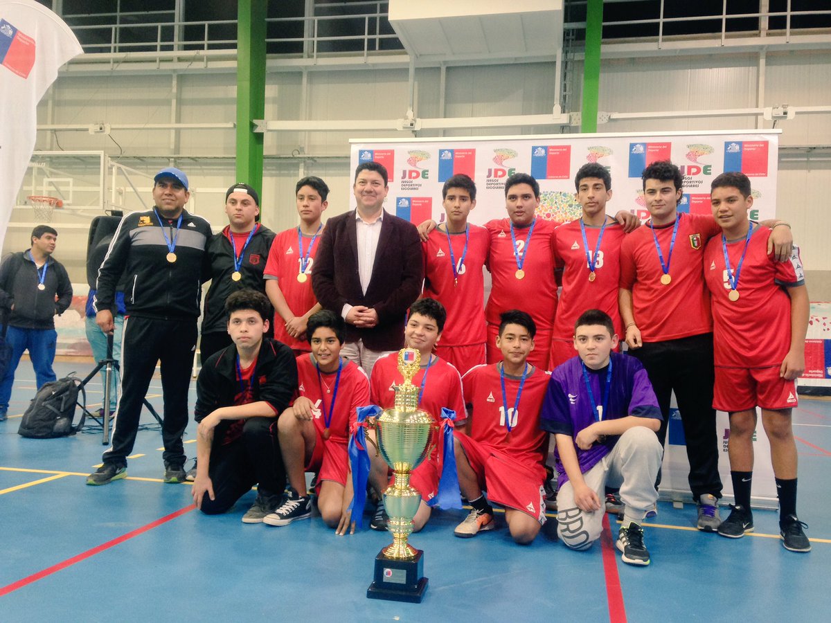 DPPLimari's tweet photo. Gobernador @wladipleticosic entrega histórico 1er lugar regional balonmano sub14 Liceo Alejandro Álvarez Jofré https://t.co/4Y09Bbx3FQ