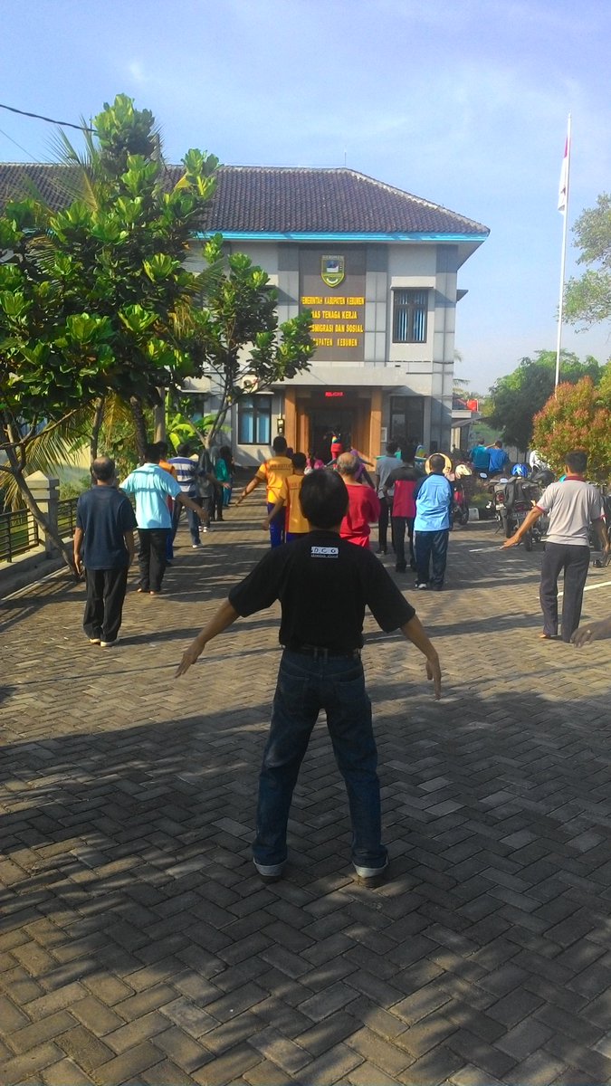 Senam pagi dulu yuukk, sehat.. sehat.. sehattt...