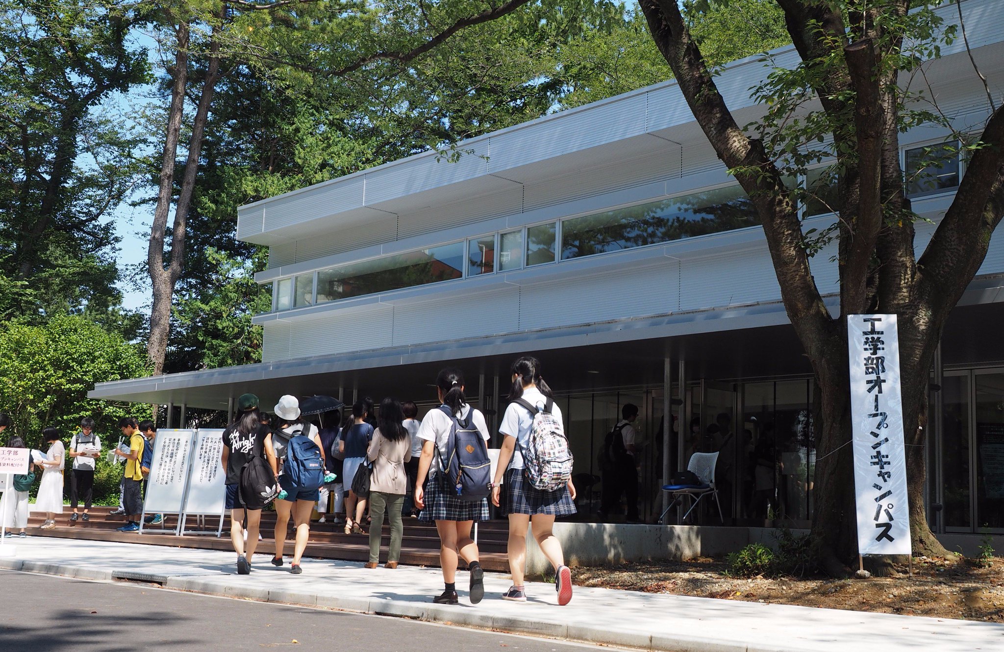 千葉大学広報 西千葉キャンパスでは工学部のオープンキャンパス を開催中 ｏｂ ｏｇの講演会や 保護者向け説明会など内容も充実しています 最高気温３２度とお天気に恵まれすぎていますが 熱中症に気をつけつつ たっぷり千葉