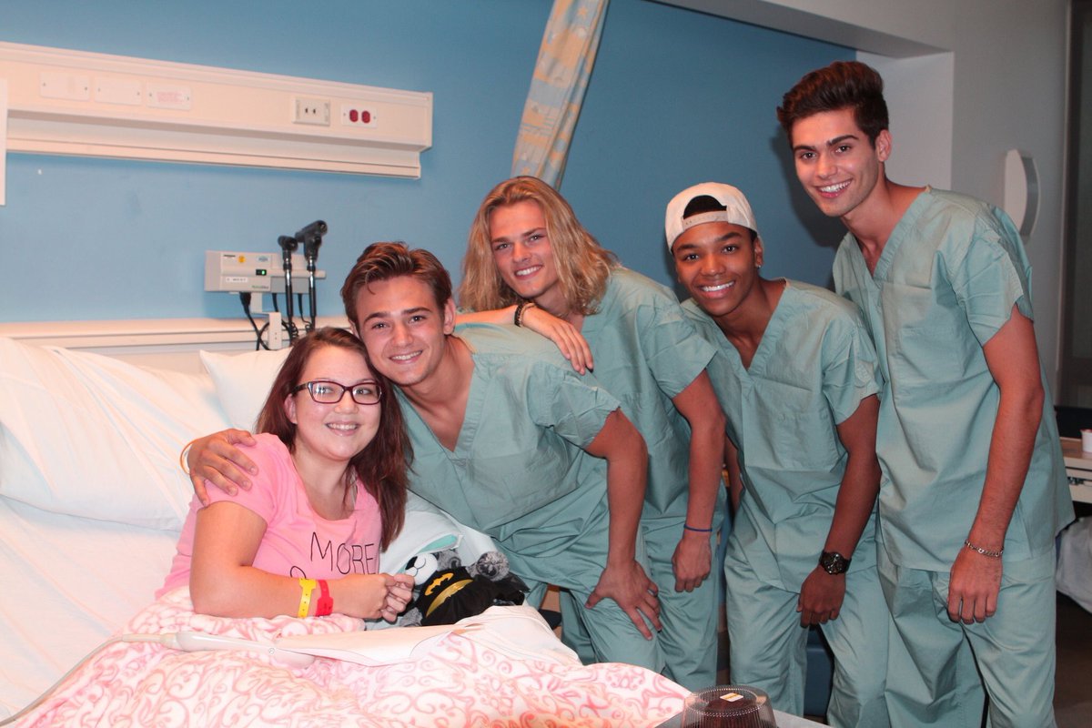 GetWellSoonTour's tweet photo. What an amazing visit with @Citizen4music at @MCHUCLA!  Thank you guys for making so many kids SO happy!! https://t.co/15URrpczvj
